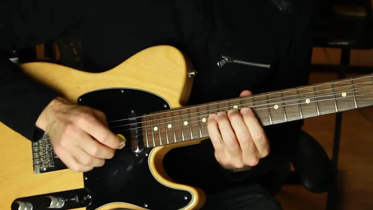 Does Bending Strings Damage a Guitar